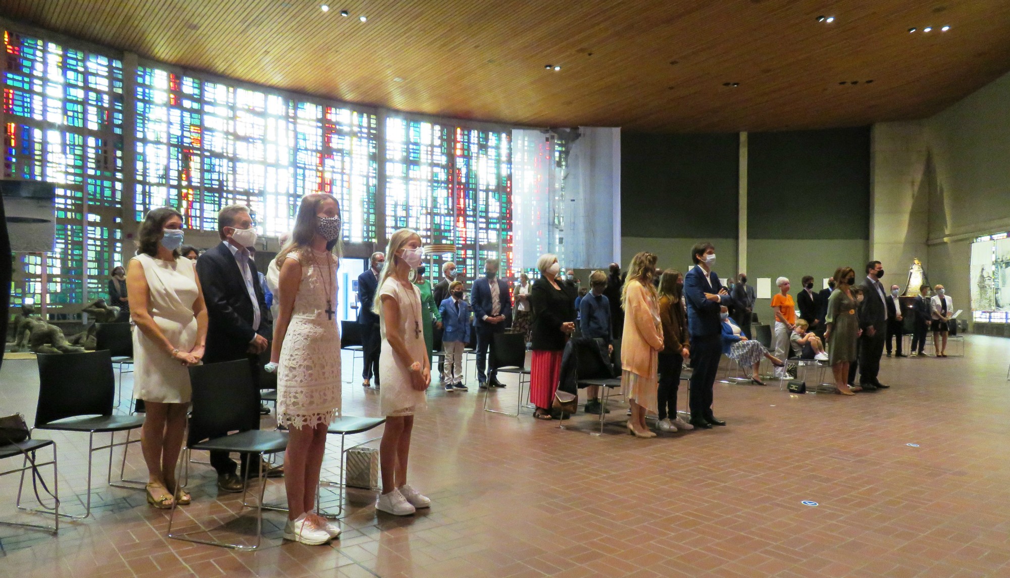 Vormselviering o.l.v. Bisschoppelijk vicaris Bart Paepen in de Sint-Anna-ten-Drieënkerk, Antwerpen Linkeroever